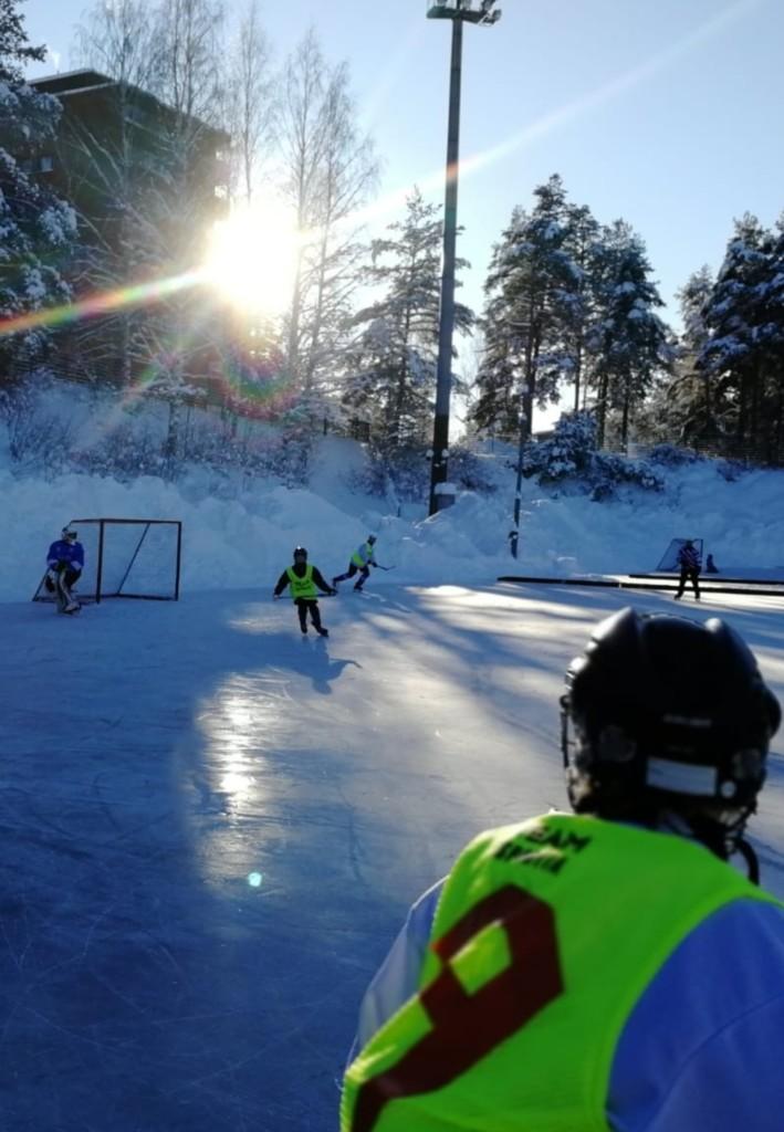 Keski-Suomessa nautitaan kaikista vuodenajoista - jääpalloa talvipakkasissa. Kuva Jesse Takala